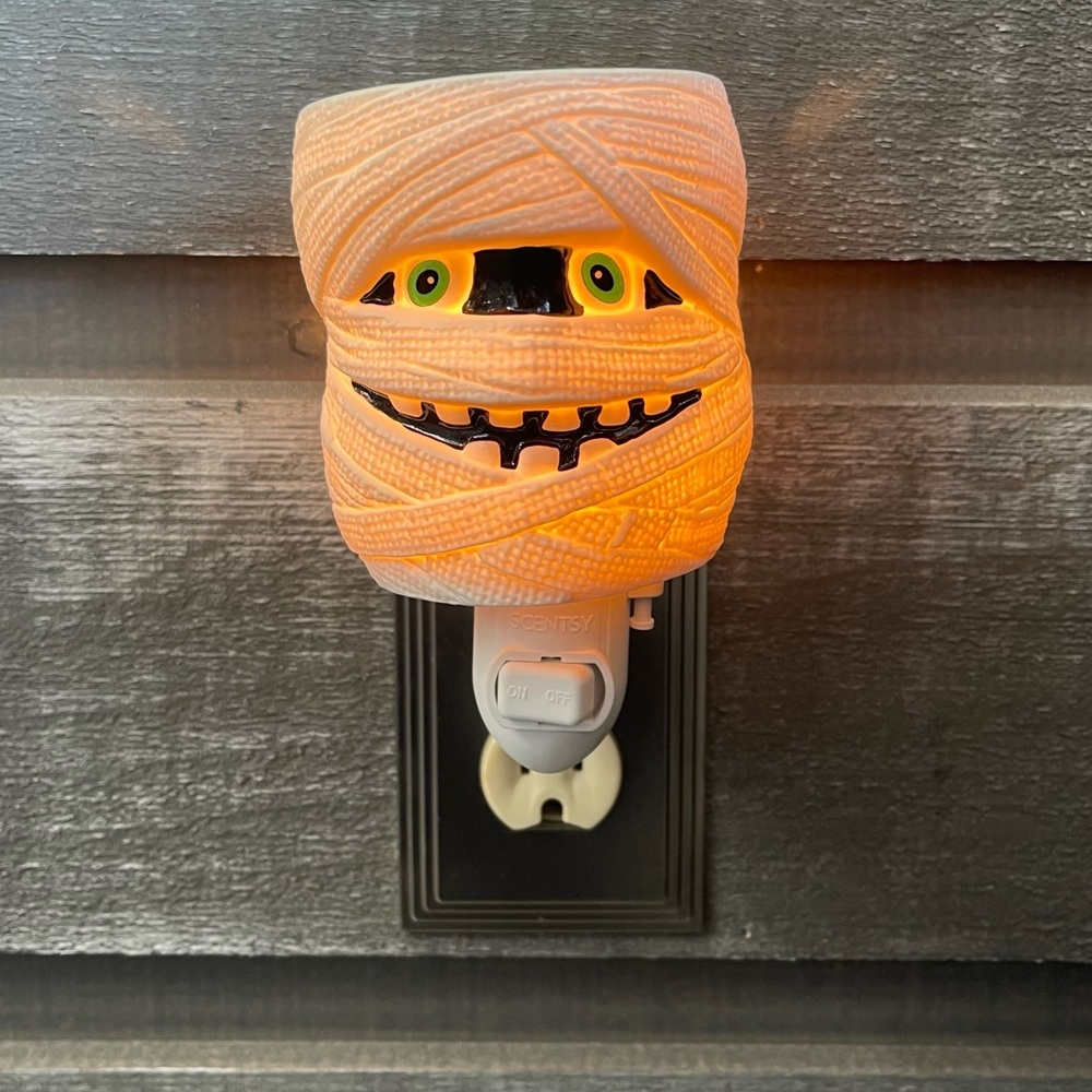 Scentsy Under Wraps Mummy Halloween MINI Wall Plug-In Wax Warmer